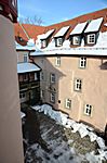 Blick aus dem Burgsaal auf den Burghof